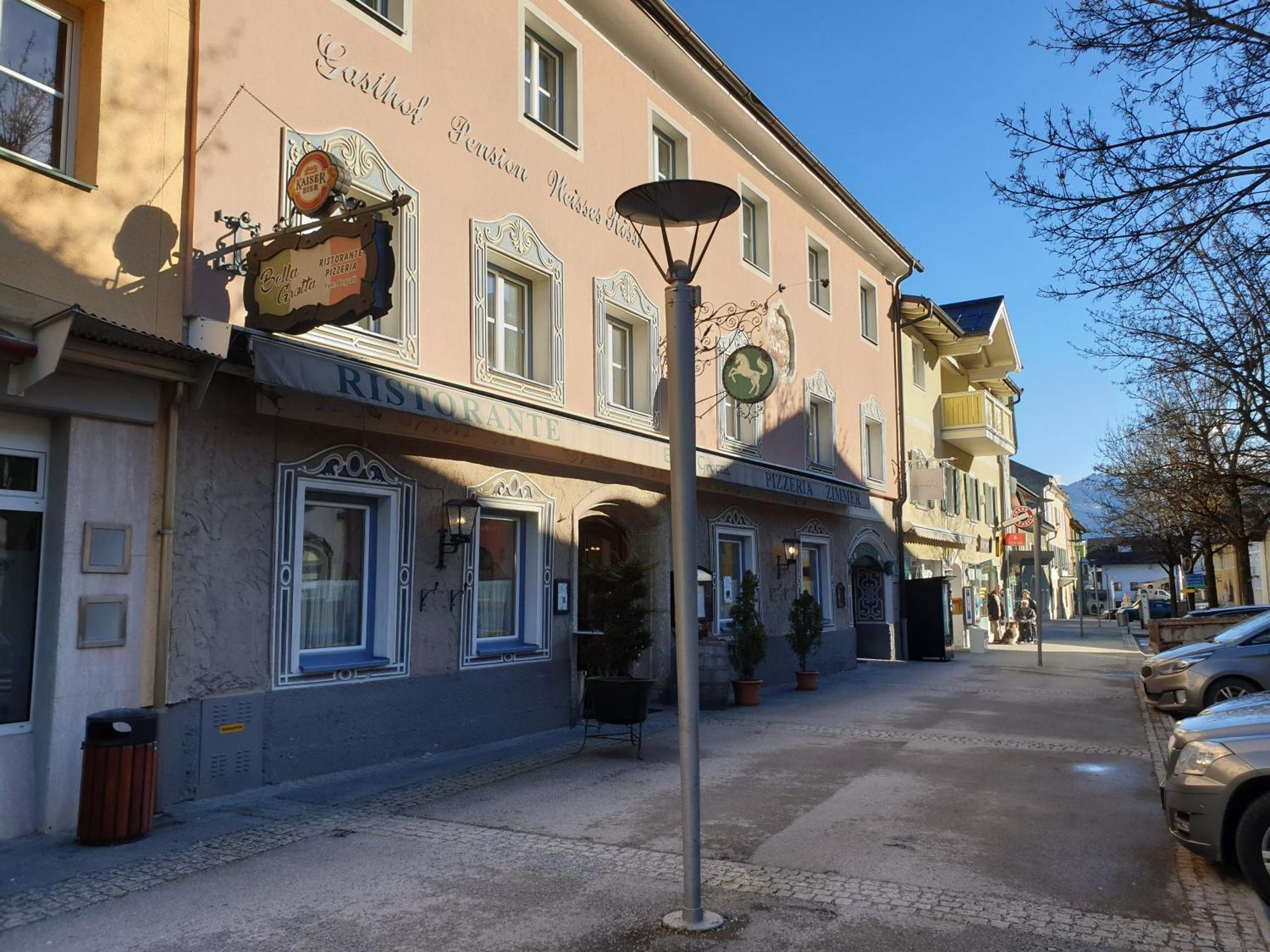 Weisses Roessel-Cavallo Bianco Werfen Kültér fotó